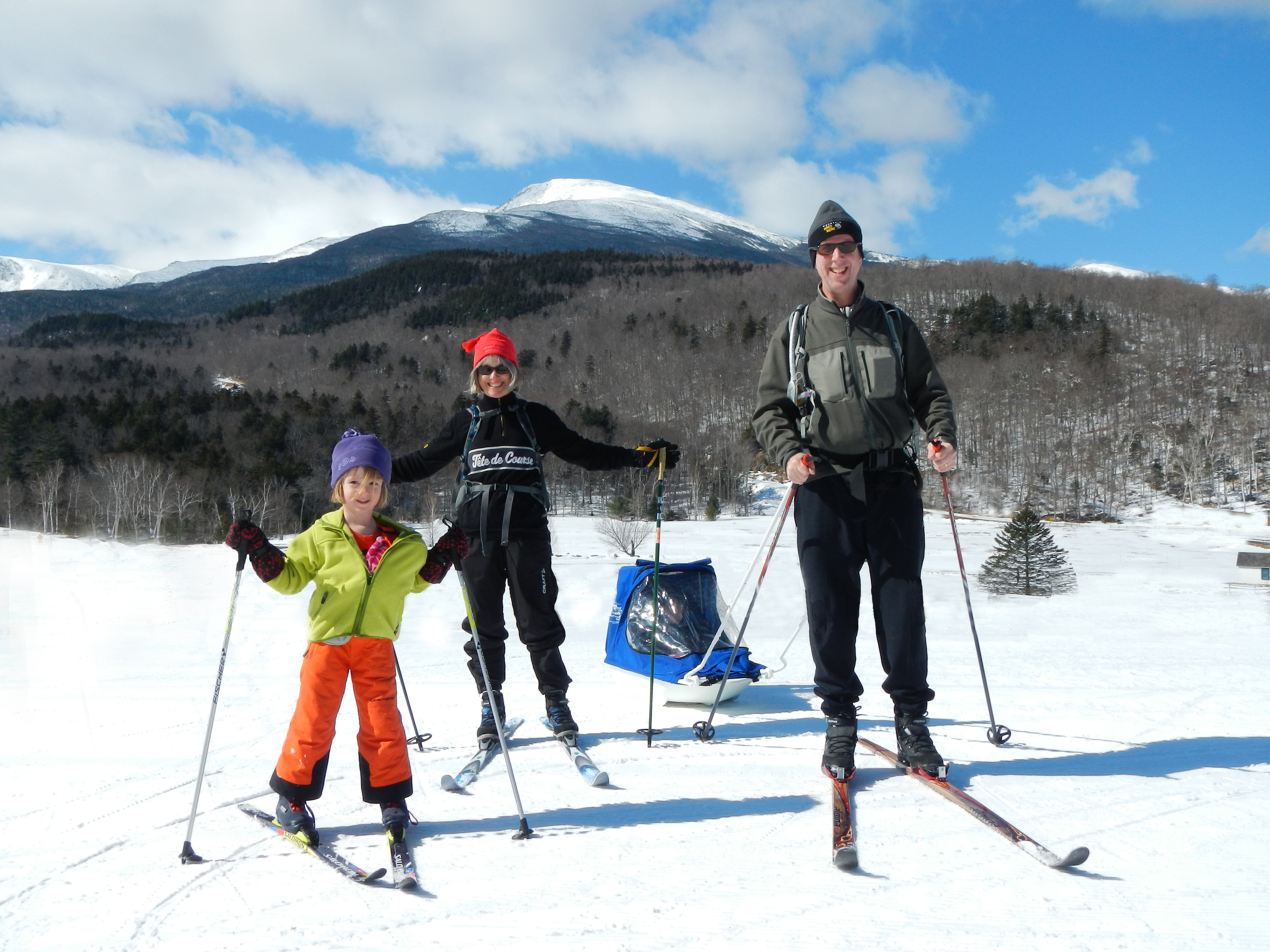 Семья лыжников. Прогулка на лыжах. На лыжах всей семьей. Семья на лыжной прогулке. Прогулка семьей на лыжах.